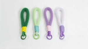 Detailopname van kleurrijke pluche hangers in groen en paars met bijpassende plastic clips