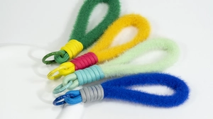 Detailweergave van handgemaakte kleurrijke pluche gevlochten sleutelhangers met haken