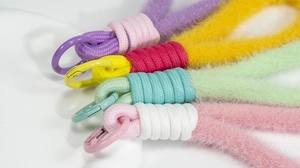 Detail van handgemaakte pluche geweven lanyards met metalen gespen in diverse kleuren
