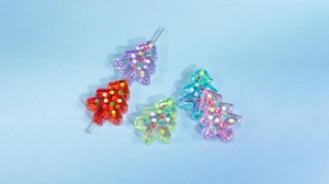 Détail de perles de sapin de Noël en acrylique coloré avec revêtement AB et pois