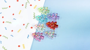 Détail de perles de sapin de Noël en acrylique coloré avec paillettes pour bijoux DIY