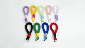 Detail van handgemaakte kleurrijke pluche lanyards met metalen gespen voor tassen en meer