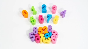 Nahaufnahme bunter Acryl-Zahlenperlen für DIY-Schmuck und Handyketten-Zubehör