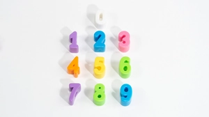 Detailaufnahme bunter Acryl-Zahlenperlen 0-9 für DIY-Schlüsselanhänger und Schmuck