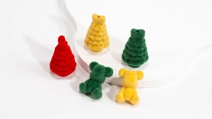 Détail macro de perles d'ours et sapins floqués avec une texture veloutée douce