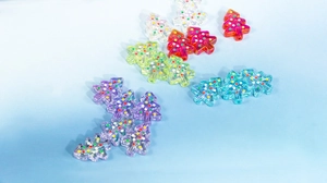 Détail de perles de sapin de Noël en acrylique coloré pour bijoux DIY et chaînes