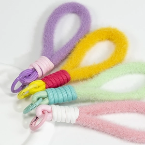 Handgemaakte kleurrijke pluche sleutelhangers in paars, geel, groen en roze pastelkleuren
