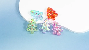 Détail de cinq perles d'arbre de Noël en acrylique coloré avec pois pour bijoux DIY