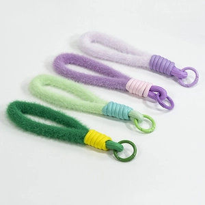 Kleurrijke handgemaakte pluche sleutelhangers in groen en paars met metalen ringen