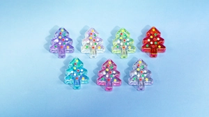 Détail de perles sapin de Noël en acrylique avec points colorés pour créations de bijoux