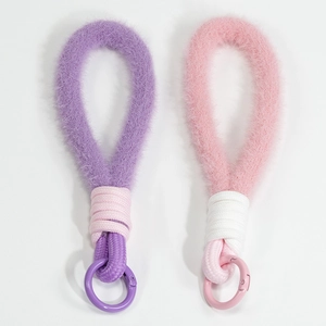 Handgemaakte kleurrijke pluche gevlochten sleutelhangers in paars en roze met metalen ring