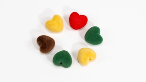 Détail de perles en forme de cœur floqué coloré pour l'artisanat et bijoux DIY