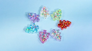 Gros plan de perles de Noël en acrylique transparent avec des motifs de pois colorés