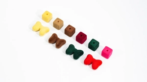 Vue détaillée de perles floquées colorées en forme de nœud et cube pour bijoux DIY
