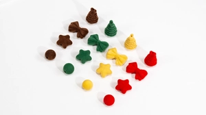 Vue détaillée de perles floquées colorées en forme d'étoile et de cœur pour bijoux DIY