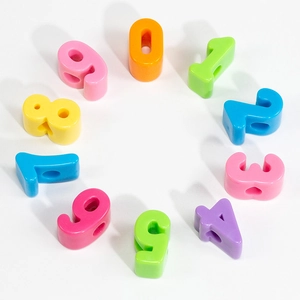 Bunte Acryl-Zahlenperlen 0-9 für DIY-Schmuck, kreisförmig auf weißem Grund angeordnet