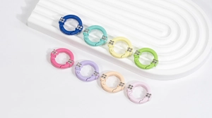 Dettaglio di anelli a molla colorati con strass per creazione di gioielli fai da te