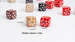 Détail macro de perles cubes en acrylique de 14,5 mm avec motifs à pois et trou de 4,2 mm