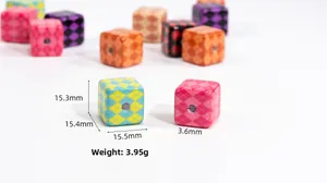 Dettaglio di perline quadrate in acrilico con motivo a rombi da 15mm per fai-da-te e hobby