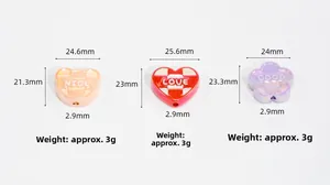 Dettaglio di perline acriliche colorate a forma di orso, cuore e fiore con dimensioni