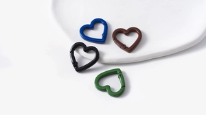 Anillos de resorte en forma de corazón mate en azul, marrón, negro y verde