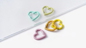 Detalle de mosquetones mate en forma de corazón en colores Morandi para accesorios DIY