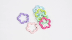 Detailansicht blumenförmiger Karabinerringe in Macaron-Farben für DIY-Schlüsselanhänger