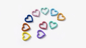 Vista macro de mosquetones coloridos en forma de corazón para llaveros y accesorios DIY