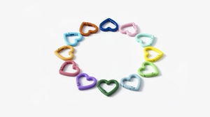 Mosquetones de corazón coloridos de aleación para llaveros DIY dispuestos en círculo
