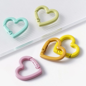 Hebillas de anillo de resorte de aleación con forma de corazón para llaveros DIY en colores macaron