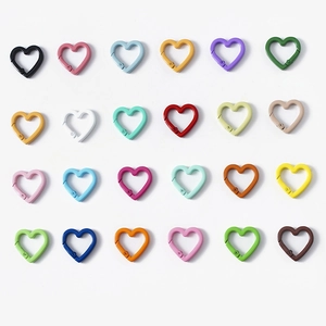 24 colores de mosquetones en forma de corazón para llaveros DIY y accesorios variados