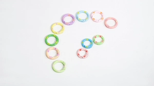 Detalle de anillas de resorte de colores con huellas para joyería de bricolaje