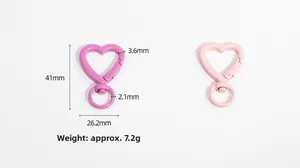 Dettaglio che mostra le dimensioni dei moschettoni a cuore in lega viola e rosa per portachiavi