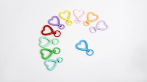 Dettaglio di moschettoni a cuore colorati in lega per la creazione di portachiavi fai-da-te