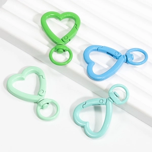 Moschettoni colorati a forma di cuore con girevole per gioielli fai-da-te e portachiavi