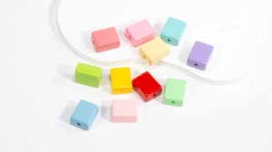 Gros plan de perles rectangulaires en acrylique aux couleurs macaron pour bijoux DIY