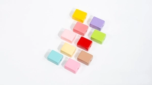 Vue détaillée de perles carrées en acrylique aux couleurs macaron pour bijoux artisanaux
