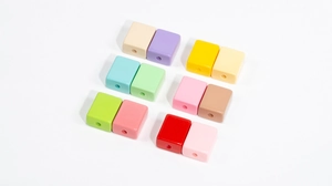 Vue à plat de perles rectangulaires en acrylique macaron colorées au fini poli pour le DIY
