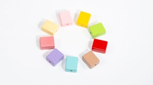 Vue macro de perles rectangulaires mates en acrylique coloré pour la création de bijoux