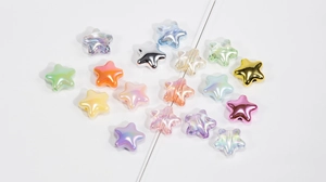 Détail macro de perles en forme d'étoile colorées avec trous pour création de bijoux