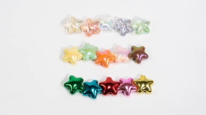 Macro de perles en acrylique en forme d'étoile avec finitions métallisées et nacrées