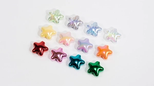 Gros plan de perles acryliques colorées en forme d'étoile avec finitions métallisées