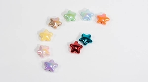Vue macro de perles en forme d'étoile colorées pour bijoux DIY et accessoires de téléphone