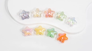 Gros plan de perles en forme d'étoile aux reflets nacrés pour la création de bijoux DIY