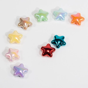 Perles en forme d'étoile plaquées colorées pour bijoux DIY disposées sur fond blanc