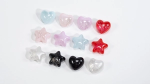 Macro-opname van glitter hart- en sterbedeltjes van hars voor DIY handwerk en accessoires