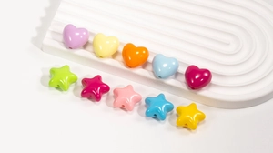 Detailopname van glanzende acryl hart- en sterrenkralen voor DIY-sieraden en bedeltjes