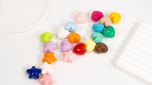 Macro-opname van glanzende ster- en hartvormige kralen voor DIY-sieraden en knutselen