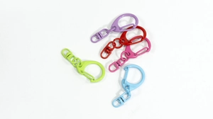 Detailaufnahme bunter matter Karabinerverschlüsse für DIY-Schmuck und Schlüsselanhänger
