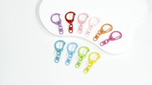Draufsicht auf bunte Legierungs-Karabinerverschlüsse und Schlüsselanhänger für DIY-Schmuck